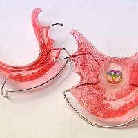 Đeo và chăm sóc khí cụ duy trì nha khoa của bạn