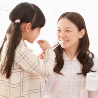 Vất vả tập cho bé đánh răng, vì sao